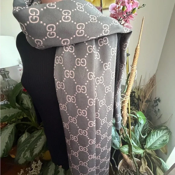 Gucci  Logo Patterned Shawl. - Picture 9 of 16